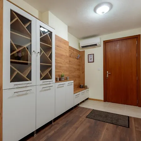 Vila маринови *